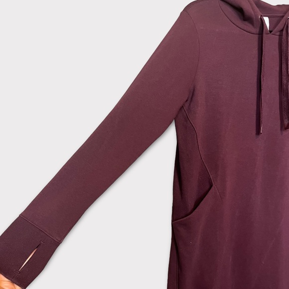 ATHLETA Triumph Sweatshirt Dress Size Medium Hooded Burgundy Purple Pockets - Picture 4 of 9